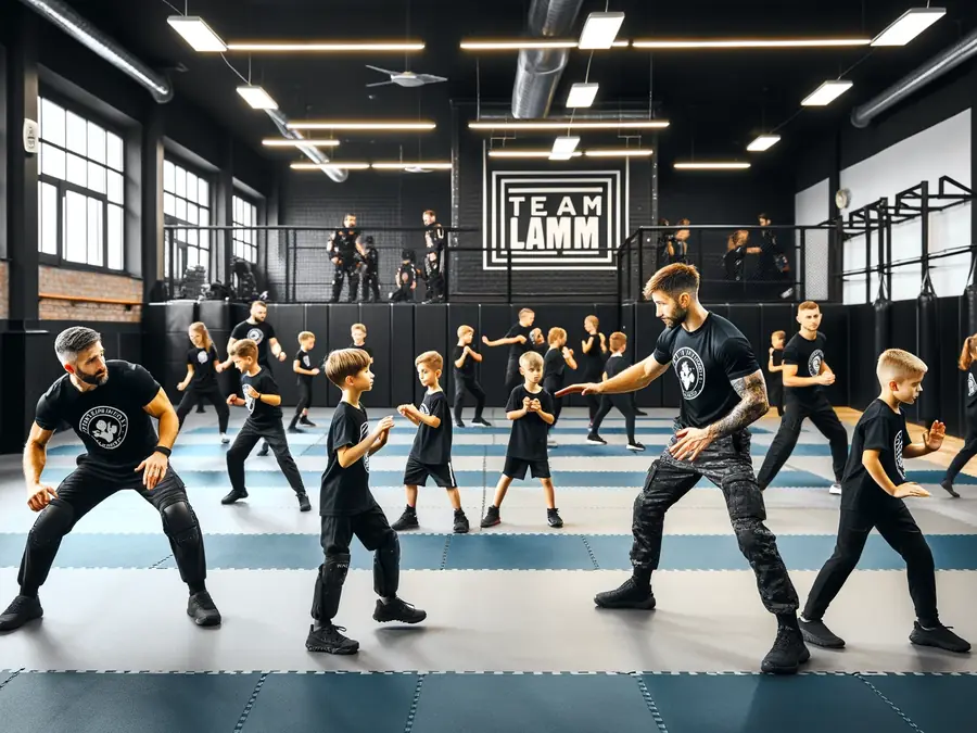 Illustration: Kinder und Jugendliche in schwarzen T-Shirts beim Krav-Maga-Training in einer großen Halle