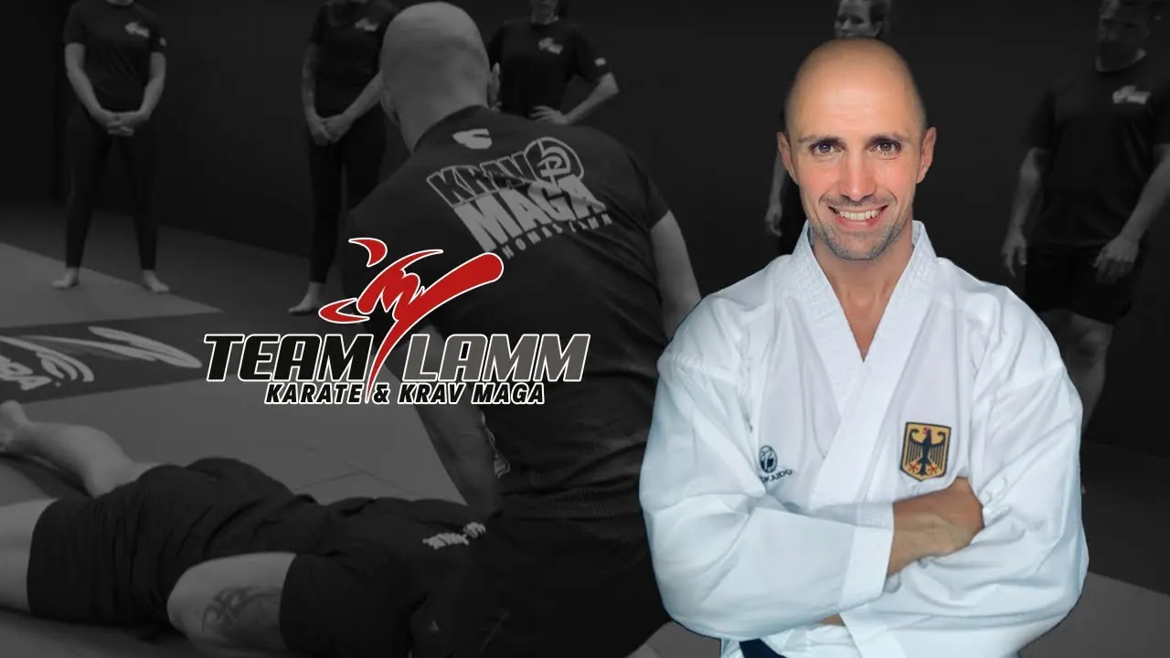 Vorschaubild des Videos: Thomas Lamm im Karateanzug, dahinter Krav-Maga-Training